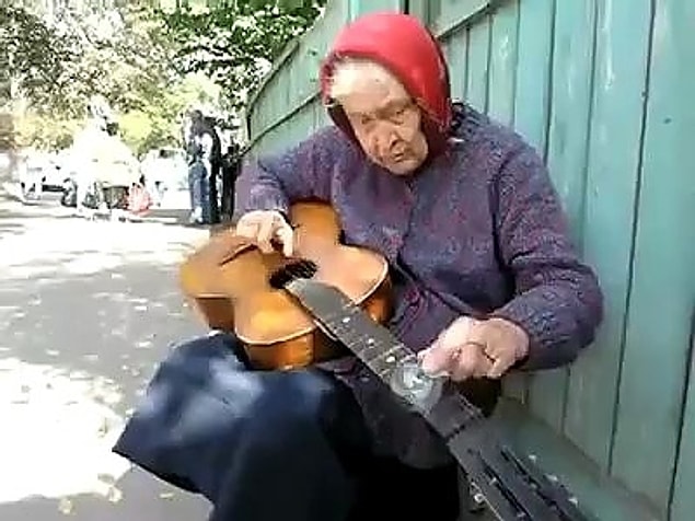 2. Gitar Çalan Yanık Sesli Başörtülü Abla