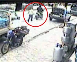 Çırağını Boynuna İp Bağlayıp İşe Götürdü