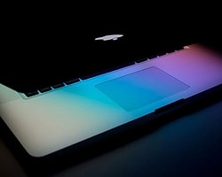 Apple Güneş Enerjili Macbook'larıyla Geliyor