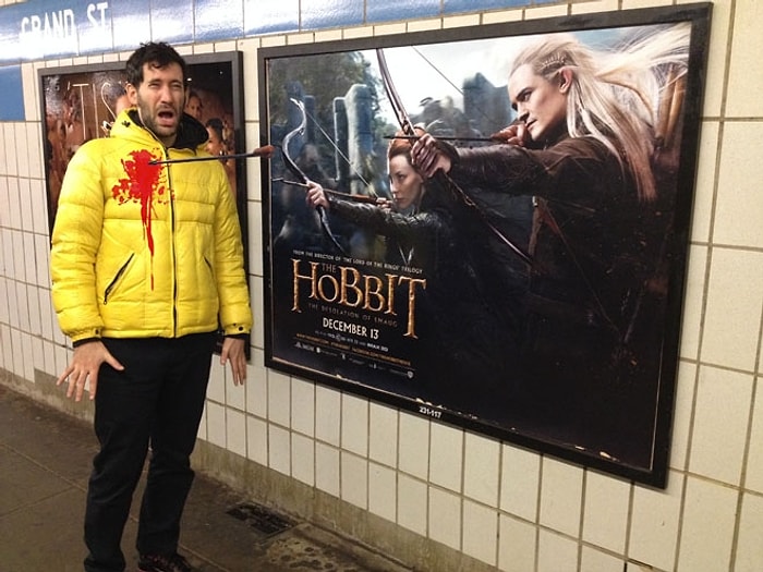 6 İlginç Fotoğrafla Şiddet İçerikli Afişler Tarafından Vurulan Adam