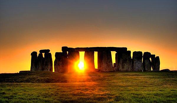 1. Stonehenge, İngiltere