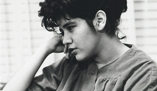 Bir gün eşine hediye olarak bir iç çamaşırı almaya karar verir