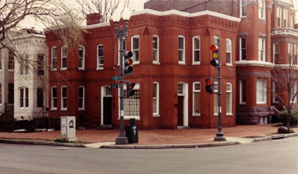 Raymond ise bu süreçte beklenmedik bir hamle yapar ve 1982 yılında şirketi yalnızca 4 milyon dolara The Limited şirketine satar