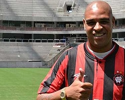 Adriano, Paranaense ile Anlaştı