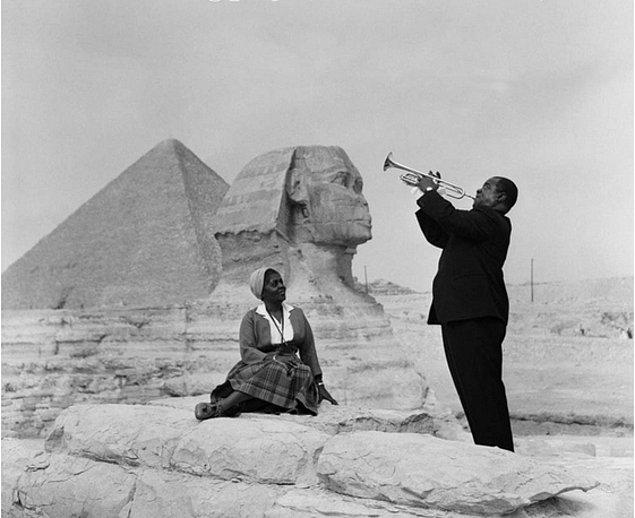 8. Piramitlerin önünde karısına serenat yapan Louis Armstrong'un melodilerinde...