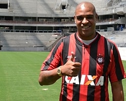 Adriano Futbola Geri Döndü