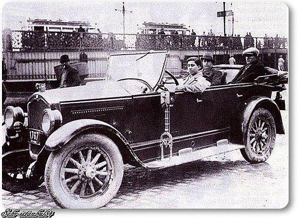12. Kadın taksi sürücüsü, Eminönü,1930