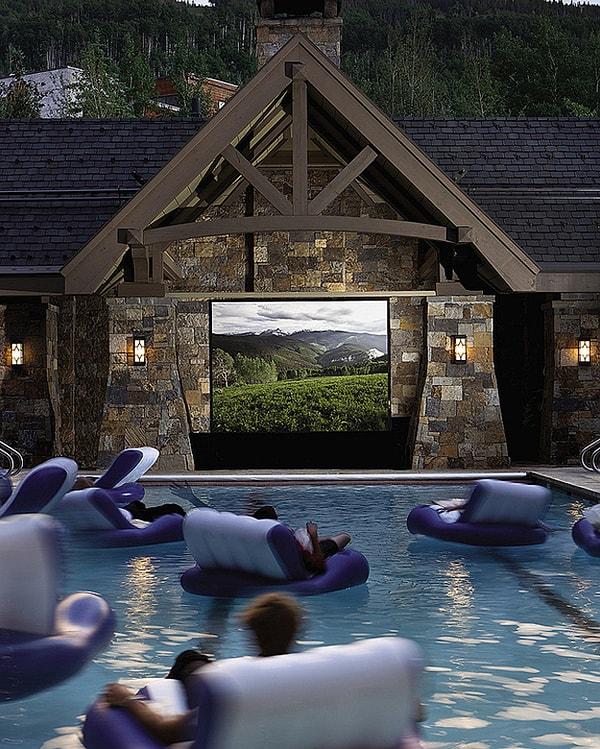 2. Dev ekranda film keyfi yapabileceğiniz bir havuz