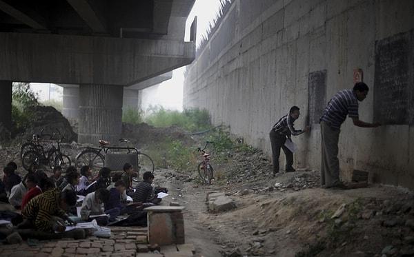 12. Hindistan'daki öğretmenler evsiz çocuklara ders verdiğinde