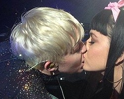 Miley Cyrus'tan Katy Perry'e Ateşli Öpücük!