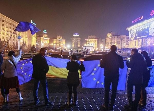 9. Protestocular Kiev'deki Bağımsızlık Meydanı'nı ve Turuncu Devrim'in başladığı yer olan Maidan'ı işgal ettiler.