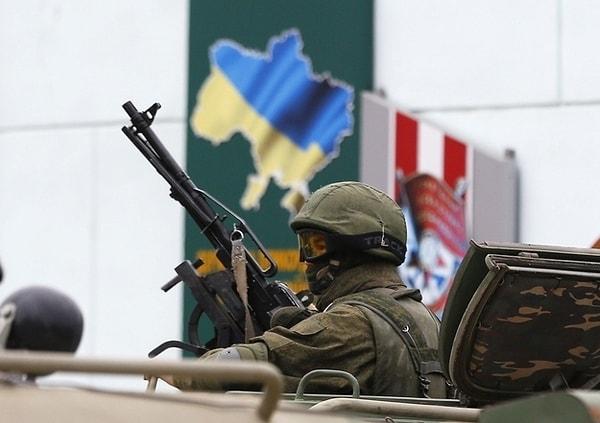 32. Olaylar Kırım'da yükselmeye devam etti. Rus Üniformalı silahlı askerler 28 Şubat'ta Kırım Havaalanını işgal etti. Bu sırada Yanukovych Ukrayna - Rusya sınırında ortaya çıktı ve hala Başkan olduğunu belirten bir konuşma yaptı.