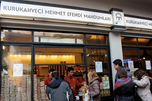 Kuru Kahveci Mehmet Efendi'den taze çekilmiş Türk kahvesi almak