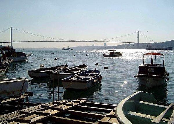 27. Çengelköy'de deniz kıyısında çay içmek