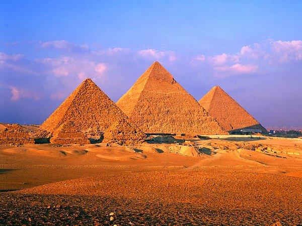 7. Piramitlerin yapıldığı zamana gidip uzaylı var mı yok mu diye kontrol etmek.