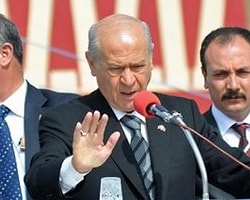 "Bu Alkışlar Siyasetçilerin Ayağını Yerden Kesiyor"