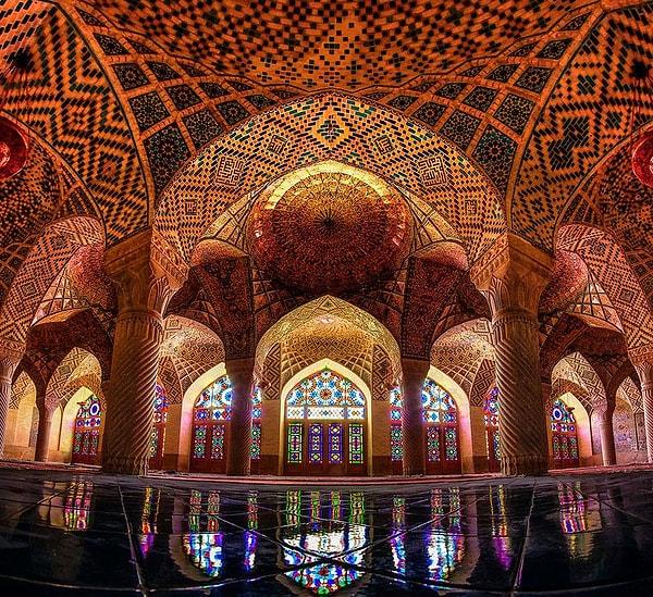 Bu cami dekoratif camlar üzerindeki ağırlıklı renk pembe olduğu için "Pink Mosque (Pembe Cami)" olarak tanınıyor, fakat şu açık ki içerisi her rengi barındırıyor.