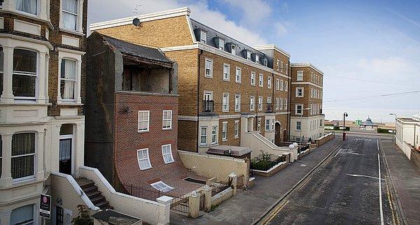16. Alex Chinneck tarafından yapılan “From the Knees of My Nose to the Belly of My Toes”