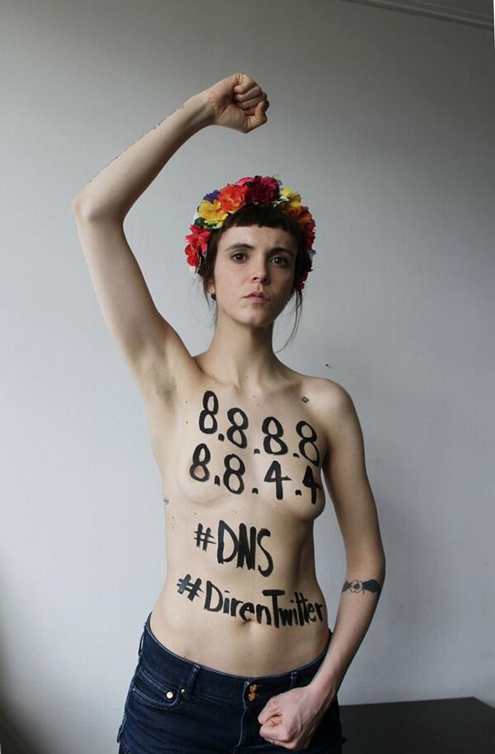 Femen Twitter Yasağına Karşı Soyundu