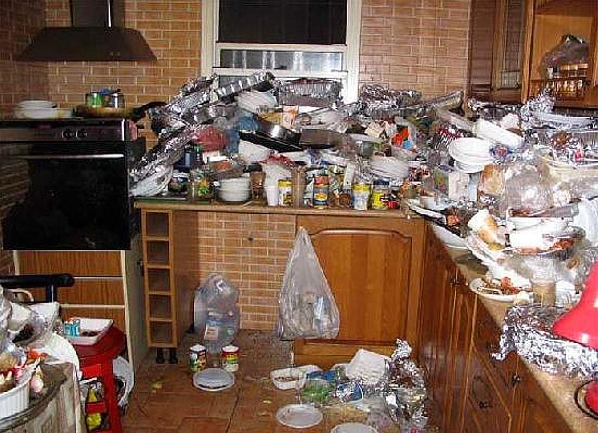 Квартира кухня бардак. Гора грязной посуды. Бардак в квартире. Куче приколы