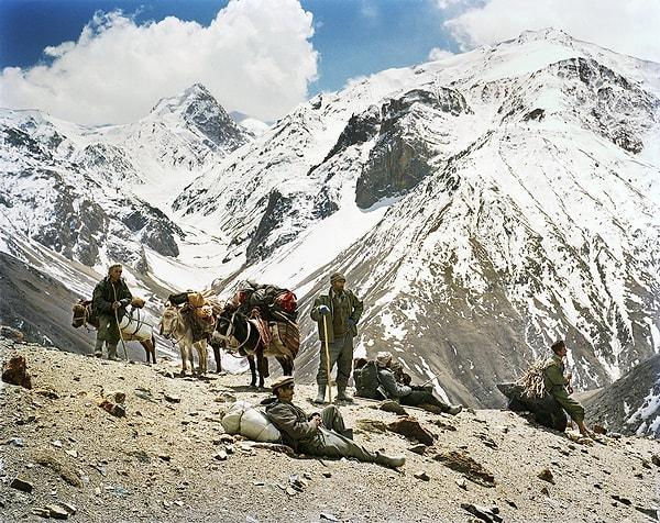 Hindu Kush dağlarıyla bir poz