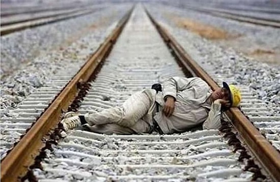 Siz Rahat Yatağınızda Uyuyamazken Olmadık Yerlerde Uyuyabilen 25 İlginç Kişi