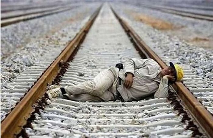 Siz Rahat Yatağınızda Uyuyamazken Olmadık Yerlerde Uyuyabilen 25 İlginç Kişi