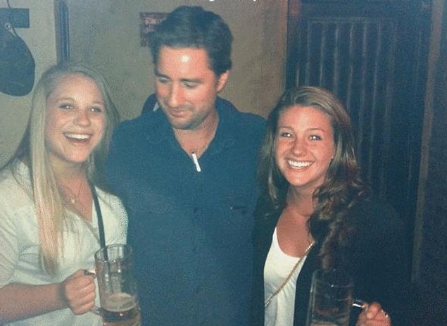 Luke Wilson'ın dikkati dağalırken.