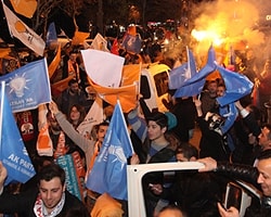 Ak Parti İstanbul İl Merkezi Önünde Sevinç Gösterileri