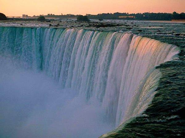 Her beş saniyede... Niagara Şelalesi'nden 15 bin 800 ton su akıyor.