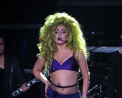 Lady Gaga Sahnede İç Çamaşırını Çıkardı