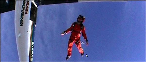 Skydiving yaparken paraşütü açılmadığı için nerdeyse ölüyordu son anda kurtarıldı.