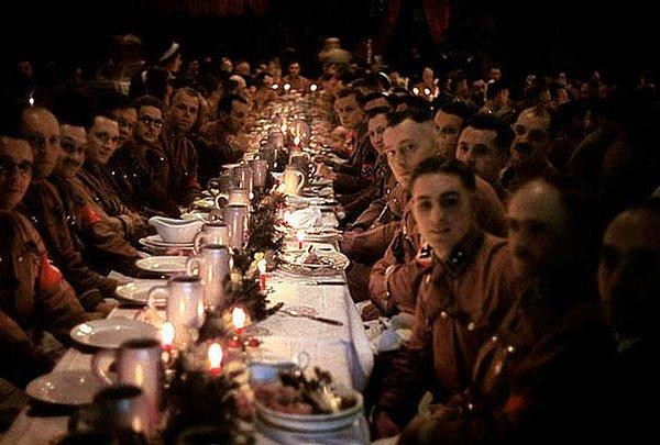 25. Hitlerin subayları ve subay adayları öğrenciler yılbaşı kutlamasında.