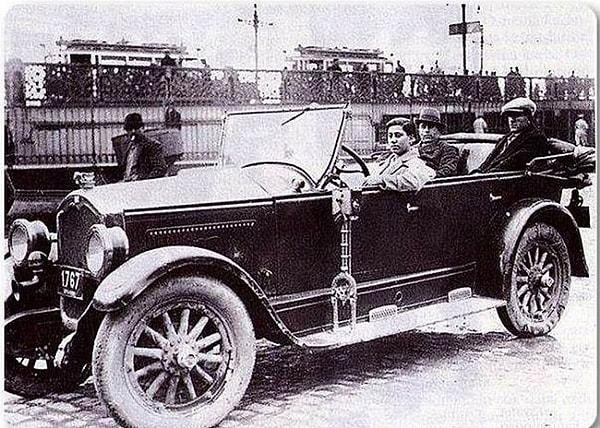 11. Kadın taksi sürücüsü, Eminönü,1930.