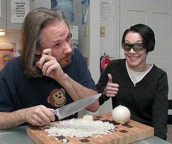 13. Если жевать жвачку во время резания лука, то глаза не будут слезиться.