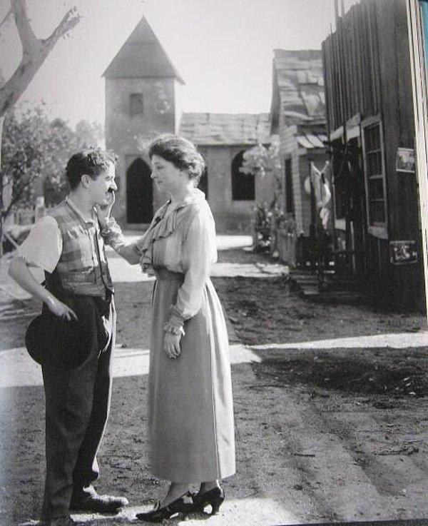 1. Charlie Chaplin ve Helen Keller