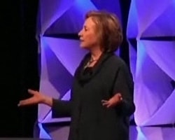 Clinton'a Ayakkabı Fırlatıldı