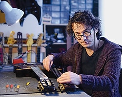 Gitarlarını Dünya Çalıyor