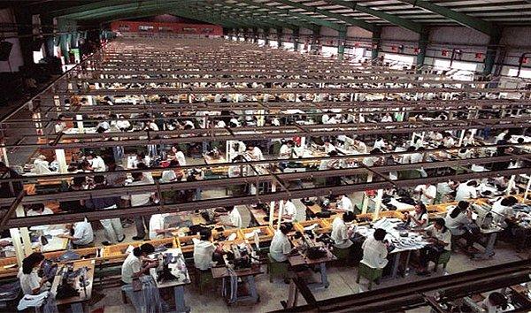 9. Bu esnada, Vietnam'da ki Nike fabrikasında çalışan işçiler 1/10 sent para kazanıyor