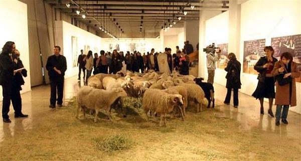 5. Kuratörleri eleştirmek isteyen Ressam Bedri Baykam'ın sergi salonuna 30 koyun getirmesi