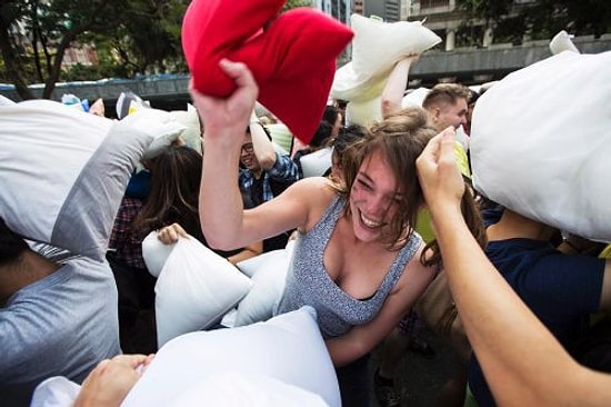 Dünya Yastık Savaşı Günü Organizasyonlarından Eğlenceli Fotoğraflar