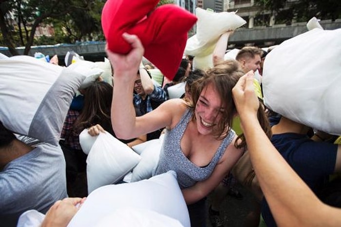 Dünya Yastık Savaşı Günü Organizasyonlarından Eğlenceli Fotoğraflar