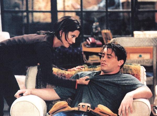 Cast oluşturulmadan önce en büyük aşkın Monica ve Joey arasında yaşanması planlanıyormuş.