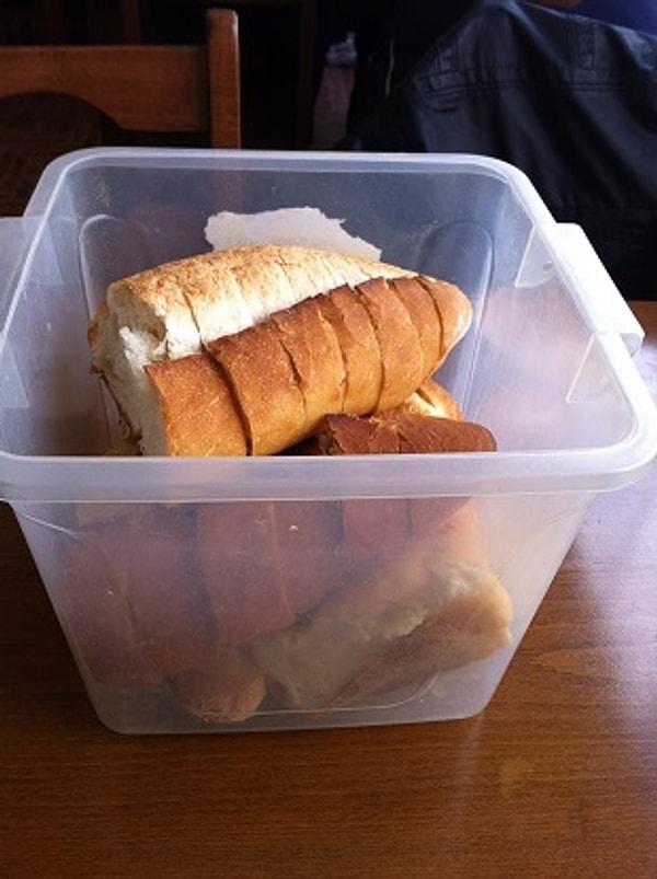 6. Plastik kaplarda gelişigüzel doğranmış ekmekler
