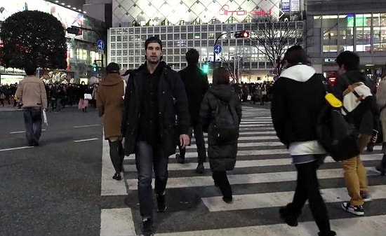 Tokyo'da Zaman Tersine Akıyor, Bir Kişi İçin Hariç!