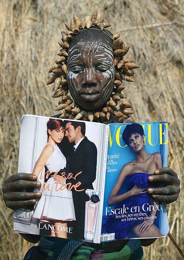 40. Mursi Kabilesinden bir kadın Vogue dergisini keşfediyor, Etiyopya