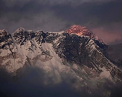 Everest'te Çığ Faciası: Ölü Sayısı 12'ye Yükseldi