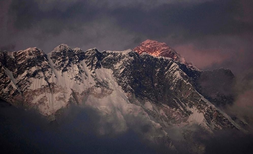 Everest'te Çığ Faciası: Ölü Sayısı 12'ye Yükseldi