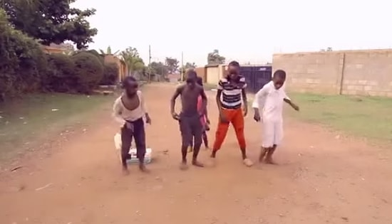 Birden Dans Etmeye Başlayan Afrikalı Çocuklar