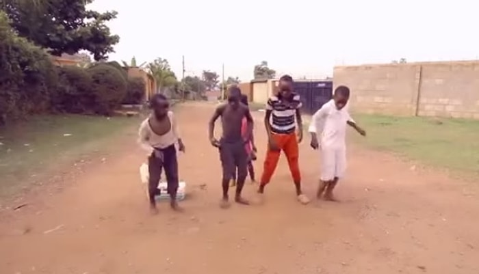 Birden Dans Etmeye Başlayan Afrikalı Çocuklar